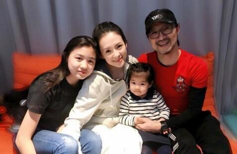 汪峰久违露面，满脸胡茬，身材发福，还以为是刀郎