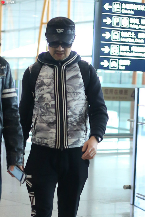 汪峰久违露面，满脸胡茬，身材发福，还以为是刀郎