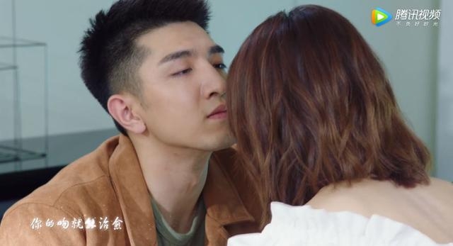 壁咚、摸头杀算啥？赵丽颖新剧竟然开启了仰卧起坐接吻模式！