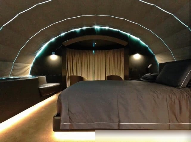 胡杏儿和儿子在海底别墅看鱼 老公发长文疑回花费传闻