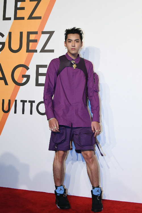 54岁张曼玉根本不服老，橘发红唇酷炫到爆