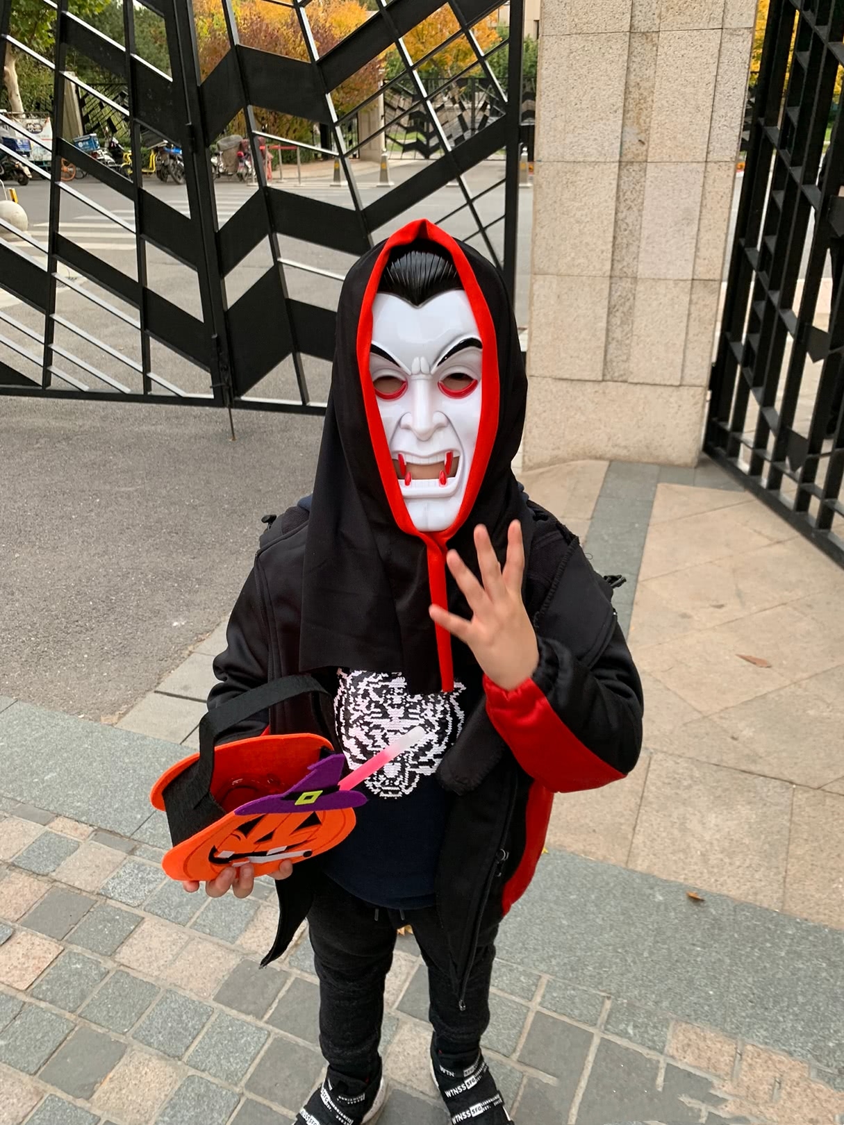 安吉小鱼儿摆搞怪造型，网友：怎么都那么可爱