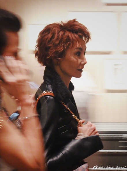 54岁张曼玉根本不服老，橘发红唇酷炫到爆