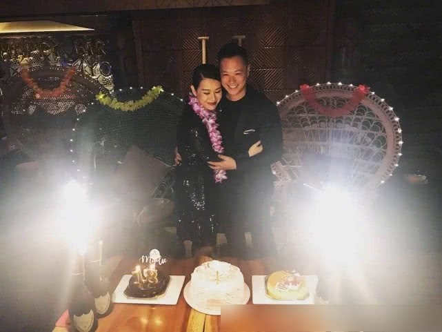 胡杏儿和儿子在海底别墅看鱼 老公发长文疑回花费传闻