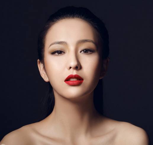 48李嘉欣大红唇出席开幕礼被赞容颜不老,但是这两个地方出卖了她