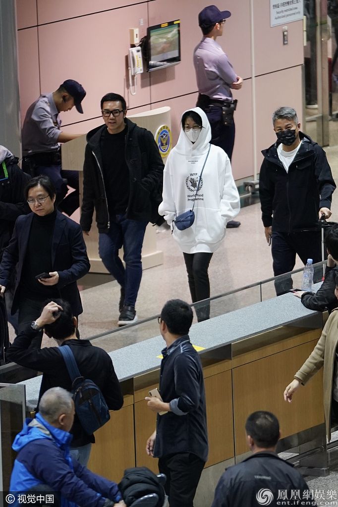 许晴深夜现身机场赴金马奖 卫衣搭长筒靴超有范