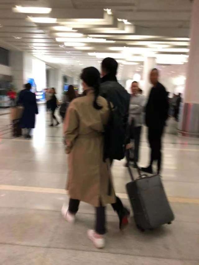 汪小菲夫妇甜蜜现身杭州，大S全程挽着老公的手，流露温柔一面