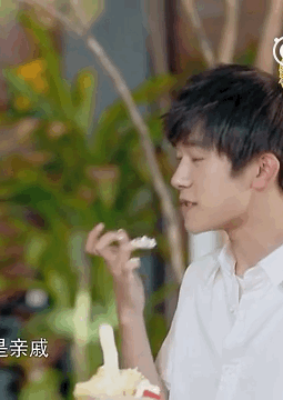 易烊千玺在食堂拒绝合影，原因有点尴尬