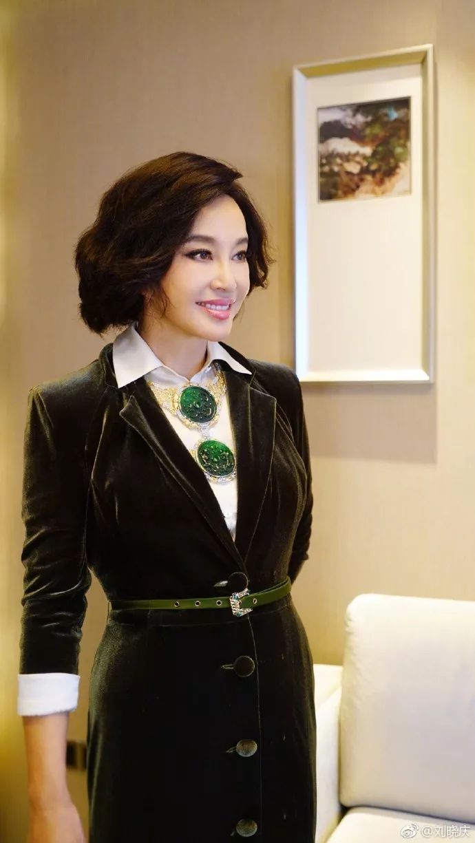 学术||为什么刘晓庆这么热衷于戴帝王绿护心镜?