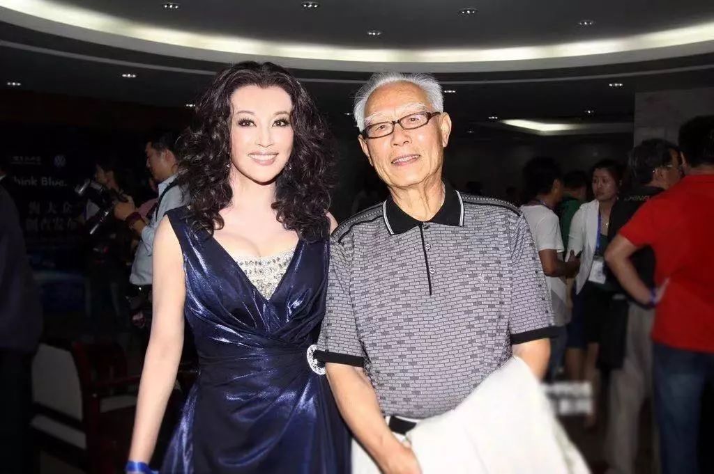 学术||为什么刘晓庆这么热衷于戴帝王绿护心镜?