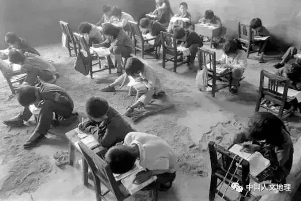 他走遍中国128个县，用相机记录贫困地区孩子的教育状况!看完泪流满面!