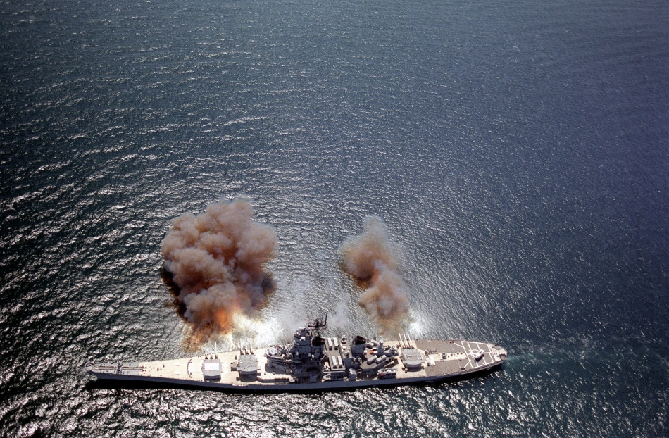 战列舰主炮齐射与战斧巡航导弹哪个威力大?差距十分明显