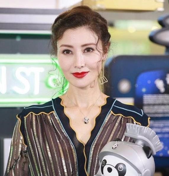 48岁复出的李嘉欣,这脸真的不给其他女明星留活路!