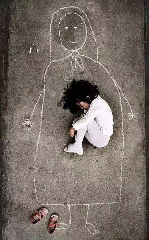 在战争中失去妈妈的小女孩,她只能用这样的方式,期待在梦中,重返妈妈