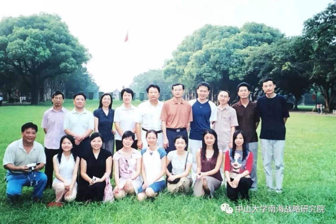 2005年国际关系学院硕士毕业生与老师合影 学术研究和成就 中山大学