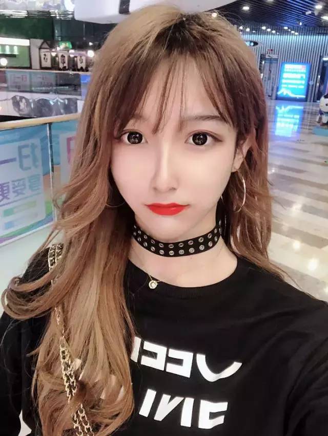 抖音最清纯的女装大佬，整容后跪求粉丝原谅