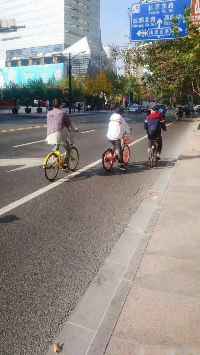 郑爽回归普通生活，带爸爸跟男友约会，江边骑车“翁婿”相处融洽