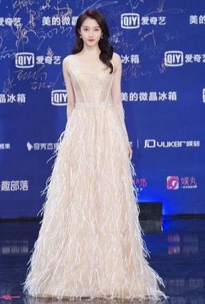 爱奇艺尖叫之夜明星造型PK：吴谨言成灾难，吴亦凡被吐槽罗圈腿！