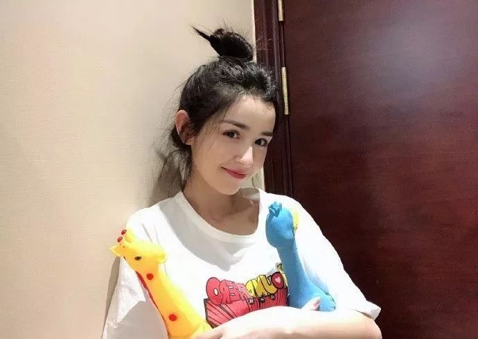颜值碾压迪丽热巴，酷似娜扎，比肩佟丽娅的又一个新疆美女出现了？通稿也太敢吹了吧！