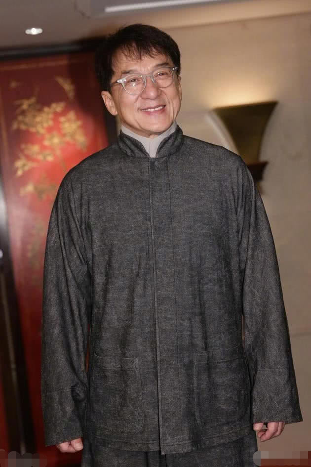 成龙国外发布新书，只记录自己和儿子往事，对女儿只字不提惹争议