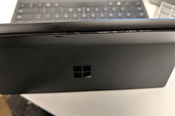 微软新Surface被吐槽：黑色Pro 6掉漆、Go键盘没法倒装