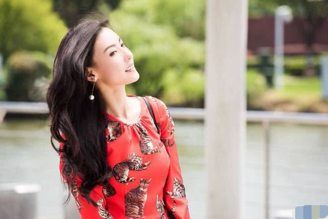 张柏芝带小儿子现身街头，衣着宽松对镜头比V，友人证实没生娃