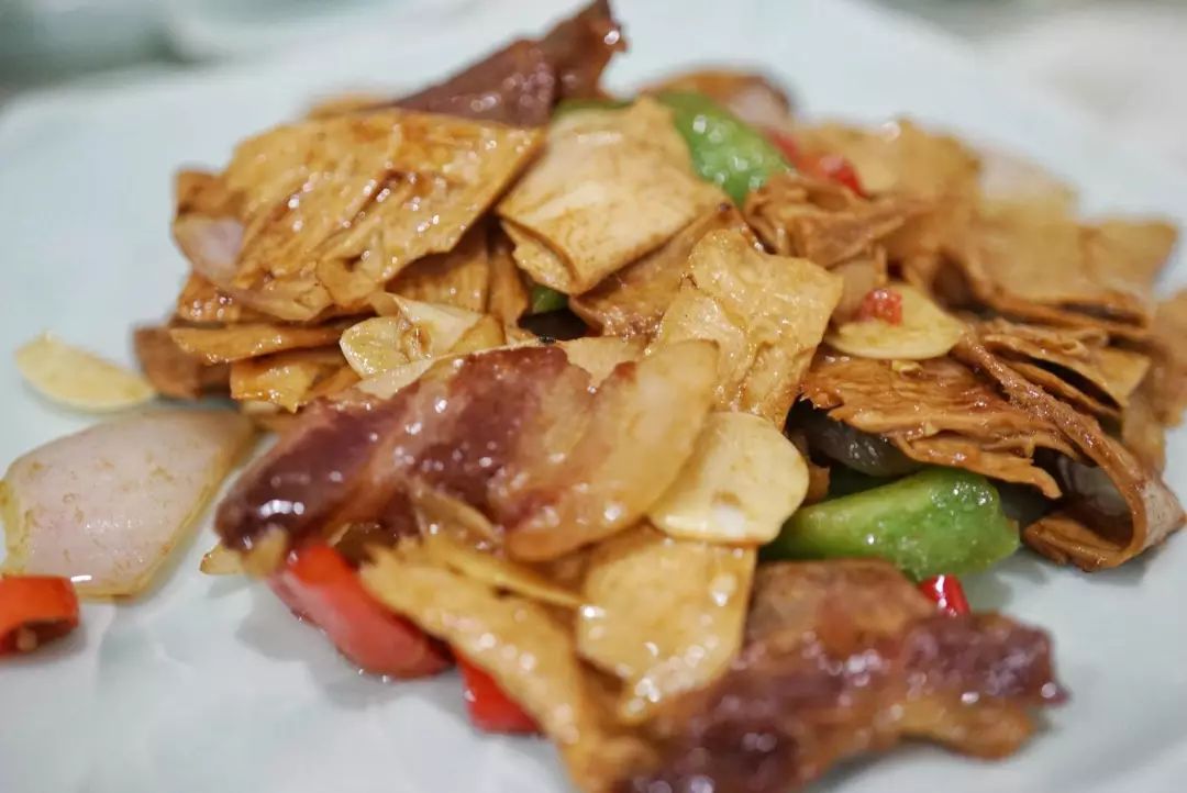 老社区里的大排档,随意的广东师傅和好吃的电饭煲焗鸡
