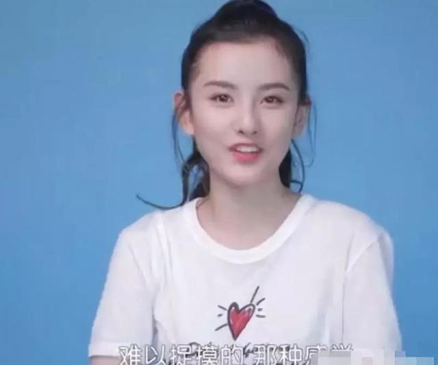 男星走红毯被吐槽不耐烦，获奖后表现轻浮，是高冷还是没礼貌？
