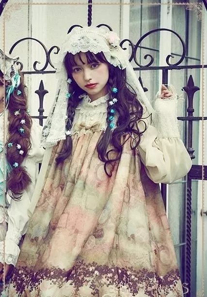 日本爆红的洛丽塔美少女，真人版混血芭比，靠漫画眼成新晋宅男女神！