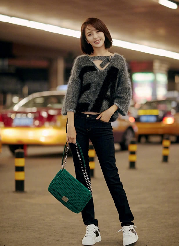 还以为佟丽娅很瘦?当她穿上吊带裙的时候,这曲