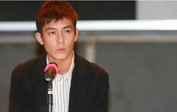 陈冠希和女儿嘟嘴卖萌，隔空示爱秦舒培，网友:甜！