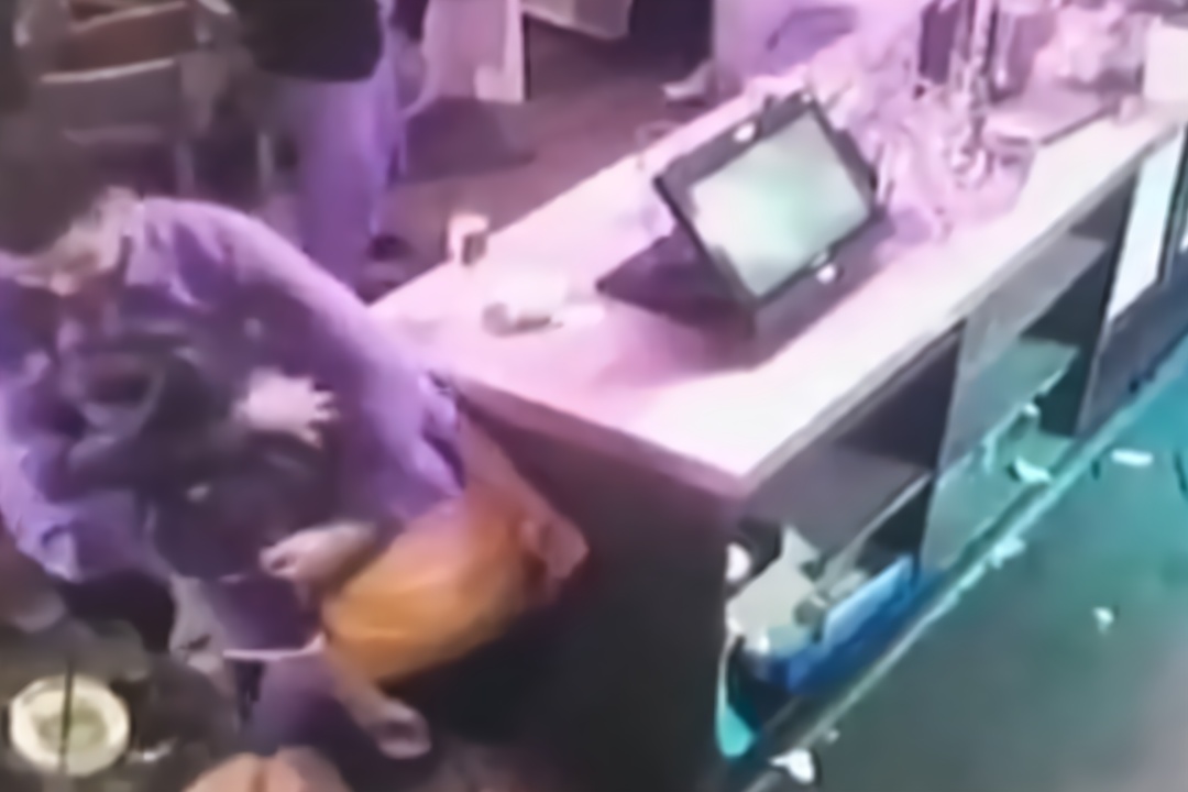 女经理玩闹被厨师勒晕 醒来后面部部分瘫痪