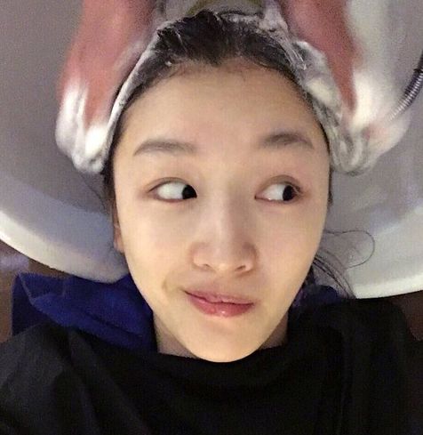 娱乐圈爱素颜的女星这么多，只有她敢对着偷拍镜头喊：拍漂亮点！