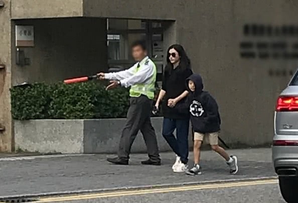 张柏芝紧握儿子小手送其上学，小儿子打扮酷帅，很像谢霆锋小时候