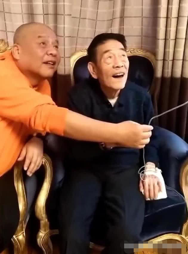 杨少华康复出院，与友人聚会大口吃肉，还不忘竖起大拇指称赞