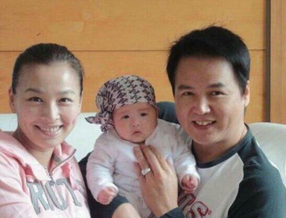 张庭为女儿庆祝9岁生日，开心得像个孩子！
