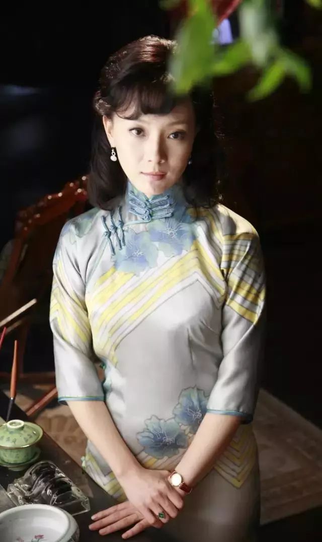 刚走红就变社会姐2.0，通稿自诩旗袍皇后，金星为其穿衣竟遭白眼？