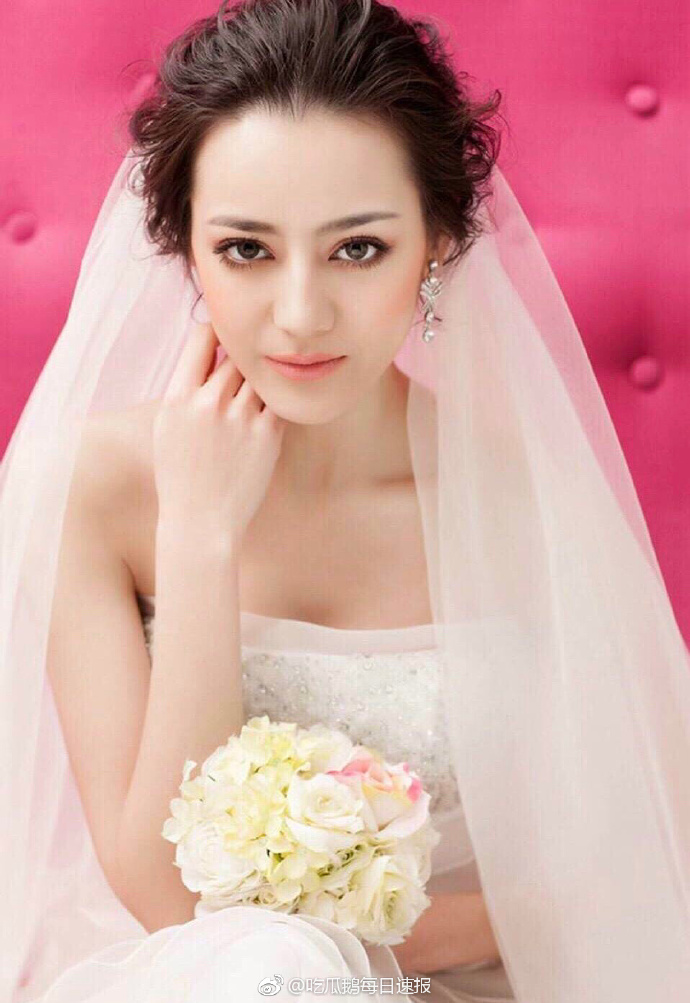 迪丽热巴出道前的土味婚纱照曝光，网友：看着跟现在不太一样啊