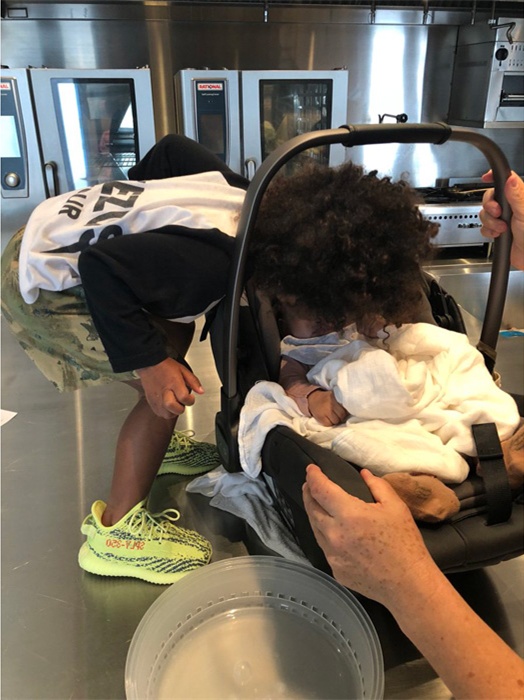 金卡戴珊把Chicago送去给科勒带，妹控小哥Saint生日都没过好