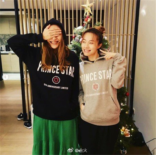 应采儿晒美照，沙发上一盒药似乎暴露了什么