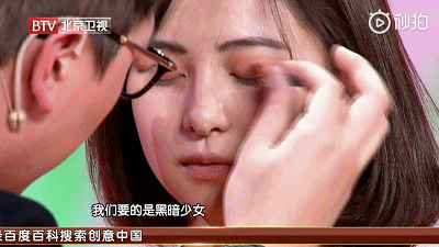 华少给女儿涂口红，除了长胖，网友发现他的头发越来越少了！
