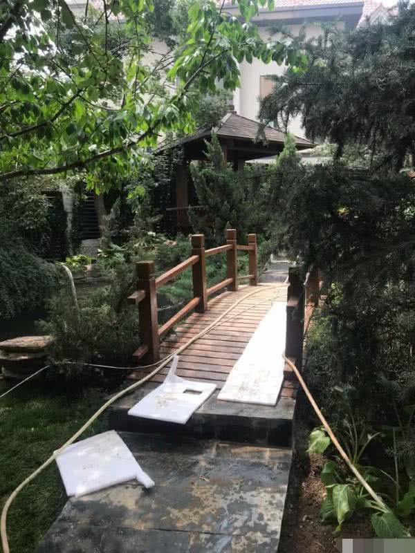 李湘家奢华浴室曝光：水晶吊灯土豪金镜框大理石浴缸气派十足