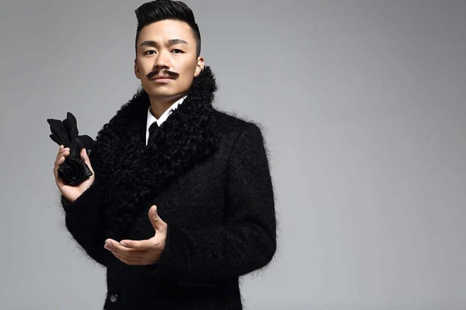 王宝强私人账号晒幸福照：儿子帅气滑雪，女儿扮小黄鸭很开心