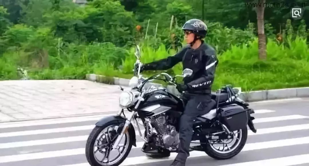 豪爵又一巡航太子摩托车，百公里油耗1.7L，续航可达600km