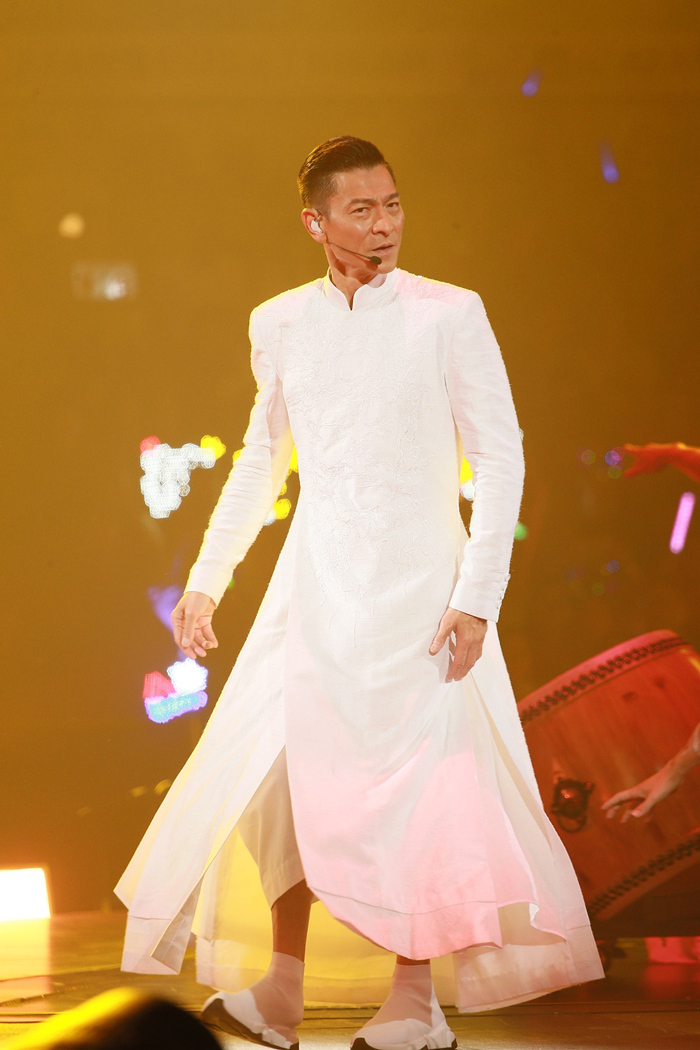 刘德华6岁女儿正面曝光挖鼻孔亮了,网友:朱丽倩发福胖得像李湘!