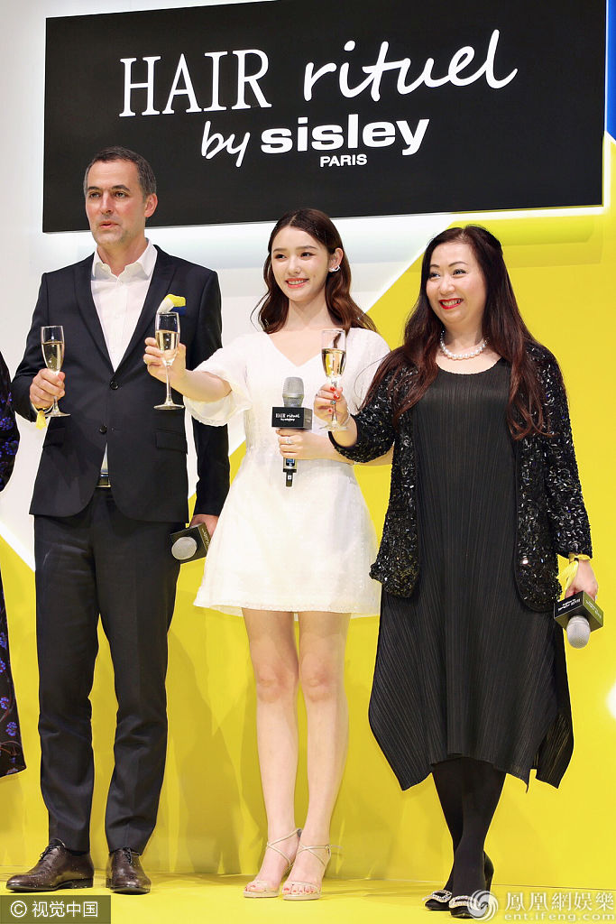 林允白裙清纯亮相脸型无变化 回眸甩发气质撩人笑容甜美