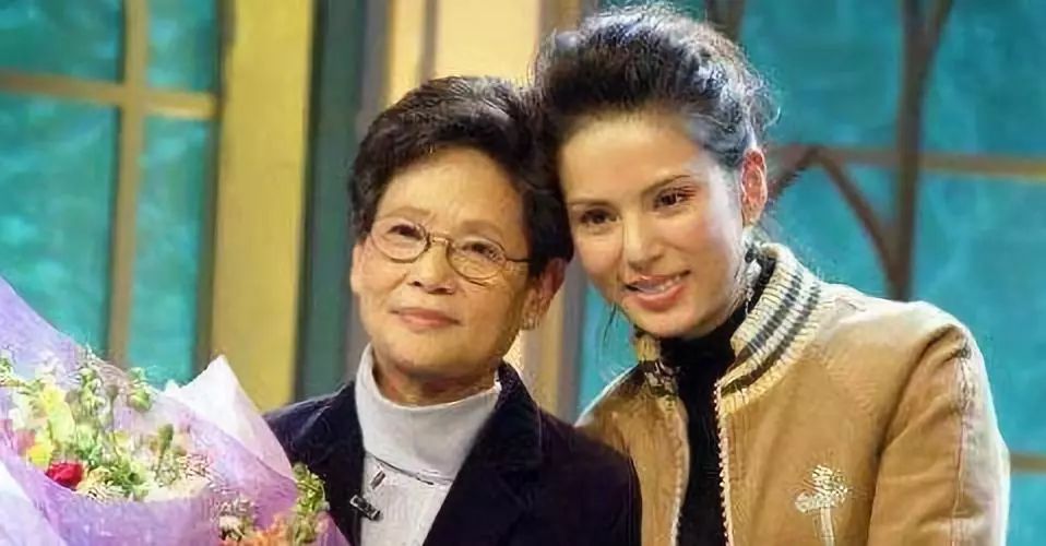 与大20岁离异富商相恋10年被抛弃，为此抑郁到自杀，能不能长点心？