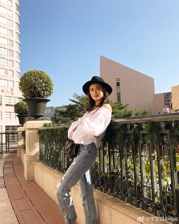 李小鹏儿子才2岁啊,站姿比奥莉还撩人,网友:深得李安琪大长腿的真传!