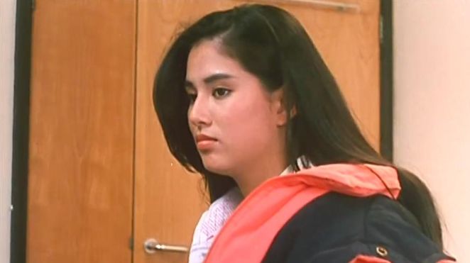 与大20岁离异富商相恋10年被抛弃，为此抑郁到自杀，能不能长点心？