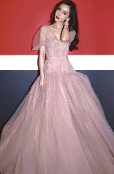 关晓彤北京大妞造型获封“出道最佳”，最新一波小花美照你pick谁